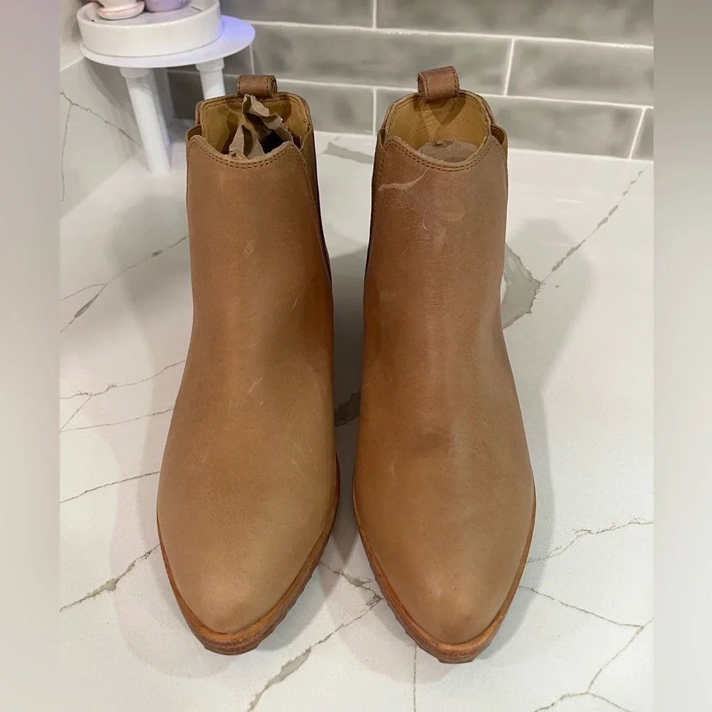 Nisolo Eva Everyday Chelsea Boot. Women’s size 8. Color Beige - Picture 5 of 9